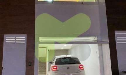 Casa triplex em condomínio a venda, 2 quartos sendo 1 suíte canadense, 2 vagas, Glória - Macaé/RJ.
