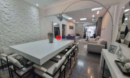 Apartamento com 4 dorms e 2 suítes na quadra da praia