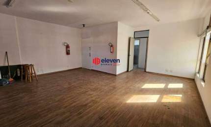Conjunto comercial, 160m², bem localizado, 1 vaga na garagem.