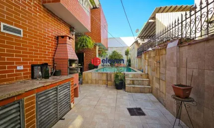 Casa Reformada com Piscina, 3 Suítes e Localização Privilegiada a 4 Quadras da Praia!