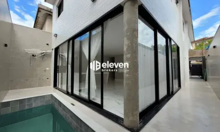 Casa térrea nova no Marapé com 3 dormitórios, área gourmet e piscina.