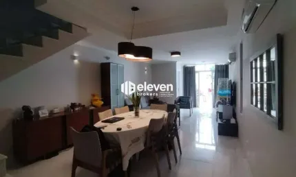 Excelente casa independente de 3 dormitórios com 3 suites, churrasqueira e piscina.