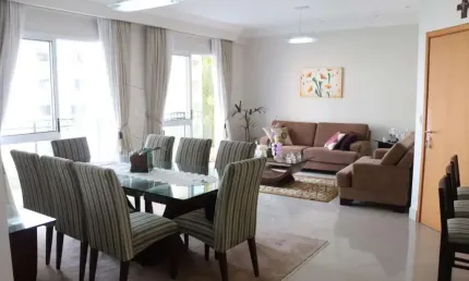 Espetacular apartamento de 220 m² oferece uma experiência de vida excepcional, combinando sofisticação, conforto e conveniência.