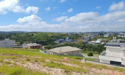 Terreno no Condomínio Verana com 497m² leve Declive