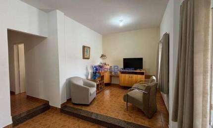 Excelente Casa Térrea, com 3 Dormitórios sendo 1 suíte, com Edícula e 4 Vagas de Garagem