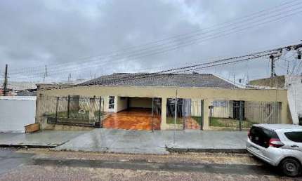 Casa comercial/residencial. 4 quartos, 04 vagas de garagem, em bairro nobre.