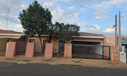 Casa com 3 quartos para alugar na Rua Hermano Ribeiro da Silva, --, Jardim Eulina, Campinas, 172 m2 por R$ 4.320