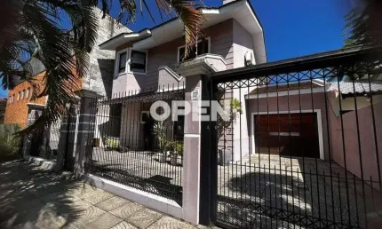 Sobrado 03 Dormitórios com Área Gourmet e Piscina – Bairro Tradicional de Canoas