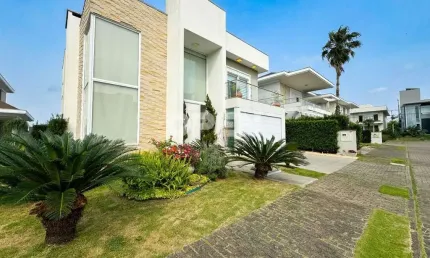Casa Mobiliada com Design Sofisticado e Completa Área de Lazer