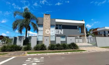 Sobrado à venda com 3 dormitórios, suíte, espaço gourmet e piscina – Canoas