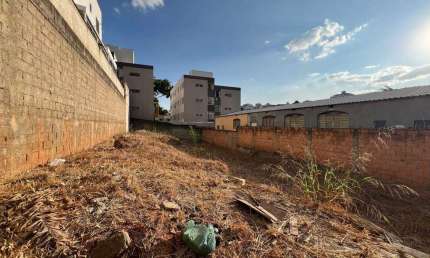 Terreno à venda na Rua Leiloeiro José Barros, Santa Amélia, Belo Horizonte
