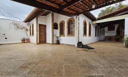 CASA LINEAR | 3 QUARTOS | 2 VAGAS - BAIRRO SANTA AMÉLIA - R$ 799.000,00