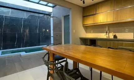 Casa mobiliada com 2 quartos á venda em condomínio no bairro Sim.