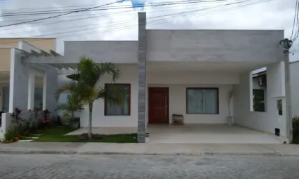 Casa á venda com 3 quartos e piscina em condomínio no Sim.