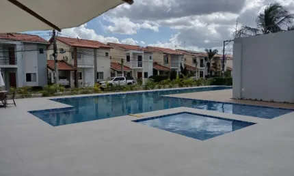 Alugo casa com 4 quartos em condomínio no bairro Santa Mônica.