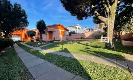 CASA COM 03 DORMITÓRIOS COM AMPLO  PÁTIO NO BAIRRO SANTA FÉ EM CAXIAS DO SUL