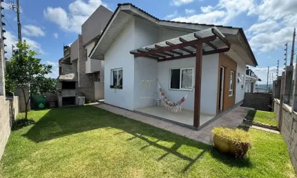 CASA COM PÁTIO E GARAGEM FECHADA NO BAIRRO N. Sra. DAS GRAÇAS