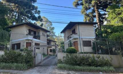 CASA EM CONDOMÍNIO FECHADO SEMIMOBILIADA COM 3 DORMITÓRIOS NO BAIRRO PETROPOLIS