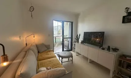 APARTAMENTO SEMIMOBILIADO COM 1 DORMITÓRIO E 1 VAGA NO BAIRRO CENTRO
