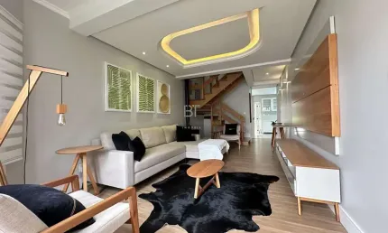 CASA 3 DORMITÓRIOS SENDO 1 SUITE, PÁTIO NOS FUNDOS NO BAIRRO VINHEDOS