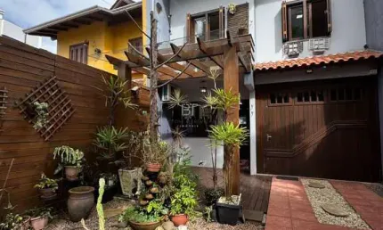 SOBRADO 03 DORMITÓRIOS COM PÁTIO NO BAIRRO VINHEDOS