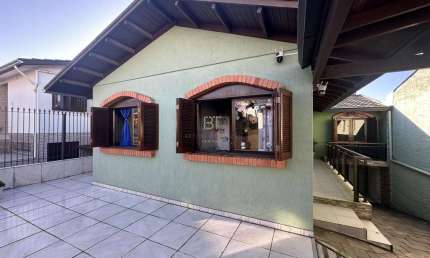 CASA COM 222 M²  3 DORMITÓRIOS 2 SUÍTES E 3 VAGAS NO BAIRRO SANTA LÚCIA