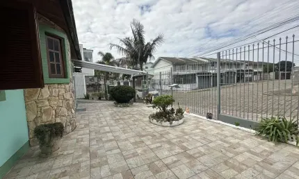 CASA COM 2 DORMITÓRIOS E PISCINA NO BAIRRO SANTA LÚCIA
