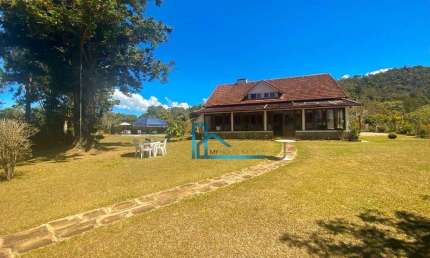 Casa com terreno plano de 1350 m², 4 dormts.(1 suíte) e lazer privativo - 15 minutos do centro de Teresópolis.
