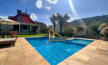 Casa com terreno totalmente plano de 1.296 m², 4 dormts. (2 suítes) e lazer privativo - 15 minutos do centro de Teresópolis!