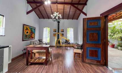 Casa linear com duas suítes dentro de condomínio em Teresópolis