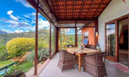Casa com 4 quartos dentro de condomínio clube de Teresópolis˜