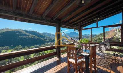 Casa ampla com 5 quartos sendo 2 suítes com Vista Perene para o Golfe em Teresópolis-RJ