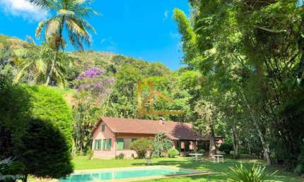 Casa linear com 6 quartos sendo 4 suítes e lazer privativo - Apenas 15 minutos do centro de Teresópolis!