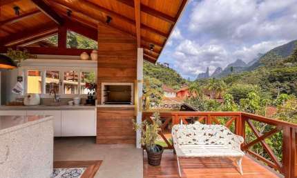 Casa com 5 quartos, vista para as montanhas e lazer privativo dentro de condomínio no Comary
