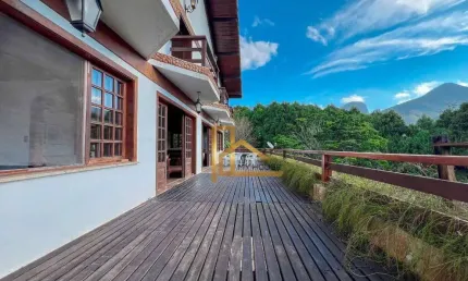 Casa à venda em Teresópolis, com cara de sítio, mais de 3.000m² de terreno e 4 suítes