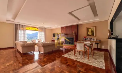 Ampla casa com vista para as montanhas, perto do centro de Teresópolis