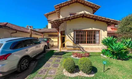 Casa com 4 quartos e lazer dentro de Cond. - À 15 min. do centro