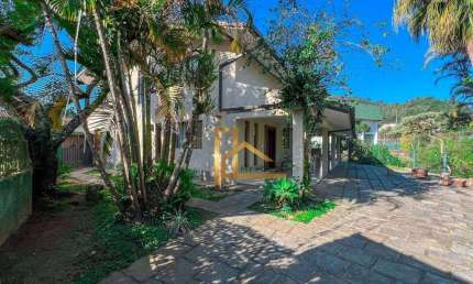 Casa com 5 quartos sendo 3 suítes perto do Clube Comay e da Feirinha do Alto de Teresópolis!