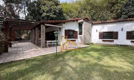 Seu refúgio no centro de Teresópolis, casa com terreno de 4.400m² e área de lazer privativa!