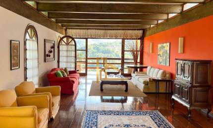 Casa com 4 suítes, vista livre para as montanhas e lazer completo - A 12 minutos do centro de Teresópolis