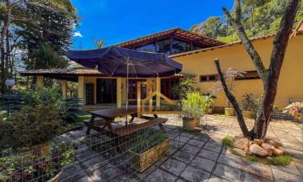 Casa linear com 3 suítes e área de lazer privativo - À 20 min. do centro de Teresópolis
