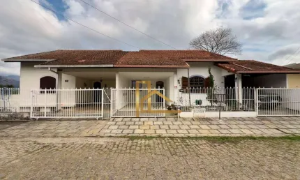 Casa com 3 quartos e lazer privativo perto do centro de Teresópolis