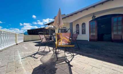 Casa com 3 quartos e super varanda a 3 minutos do centro de Teresópolis-RJ