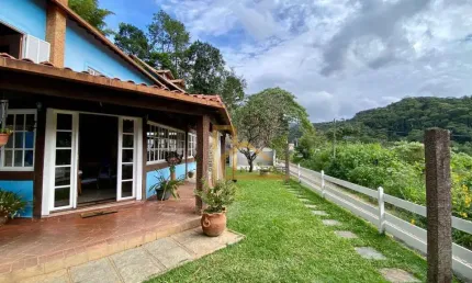 Casa com 5 dormitórios sendo 2 suítes à venda, 220 m² por R$ 990.000 - Golfe - Teresópolis/RJ