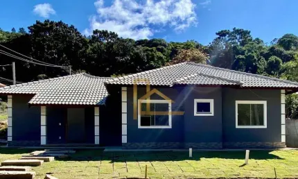 Casa linear com 3 quartos, suíte e quintal a venda em albuquerque - teresópolis-rj.