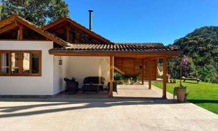Casa Linear com 4 quartos e lazer privativo dentro de condomínio de Teresópolis