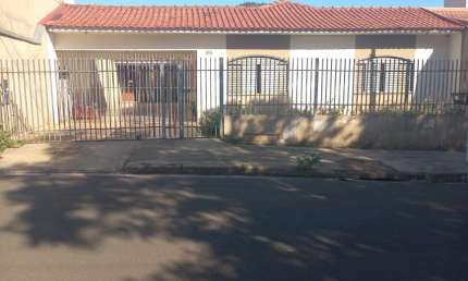 Casa de laje contendo 4  quartos/ suíte   bairro Jardim América.