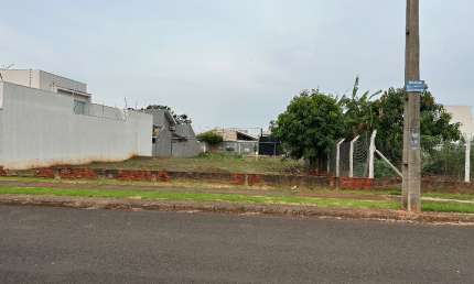 Terreno com área 400m2 !!  Jardim Oriental em Maringá.