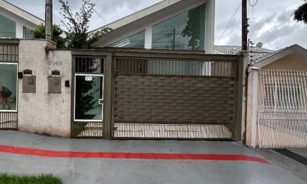 Casa  pé direito alto contendo 03 quartos -Jardim São Silvestre