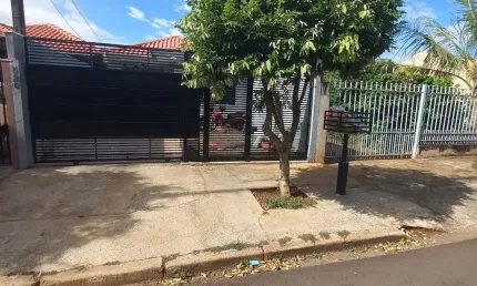 Residencia c 3 quartos/suíte  bairro Jardim América em Maringá.